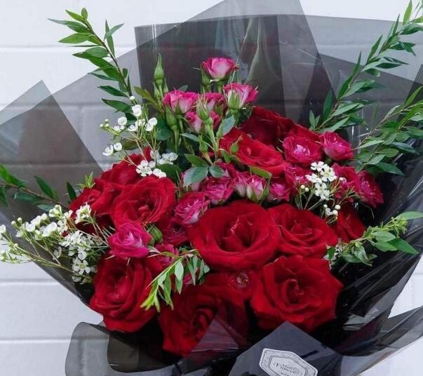 男生送花代表什么意思，男生给女生送花代表什么(送花给最爱的人)